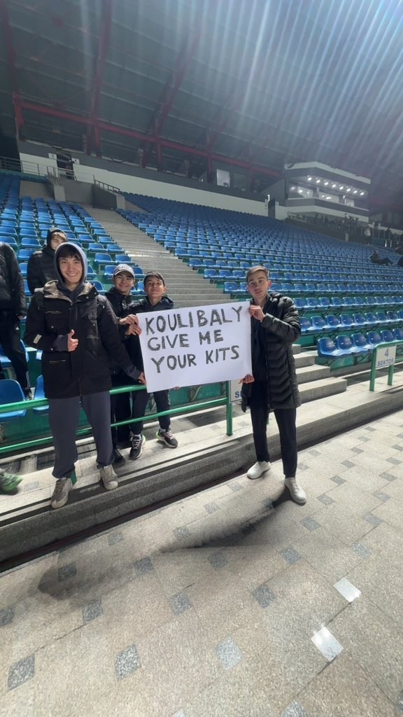 利雅得新月客戰(zhàn)塔什干棉農(nóng)！現(xiàn)場(chǎng)球迷打橫幅向庫利巴利索要球衣