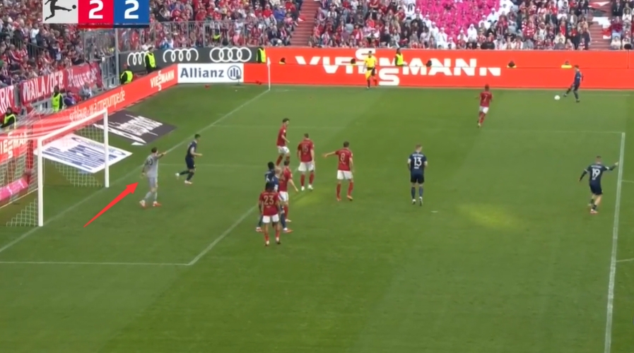 小孩哥心里苦！丟球前烏爾比希指出防守隱患，無人協(xié)防&博伊冒頂