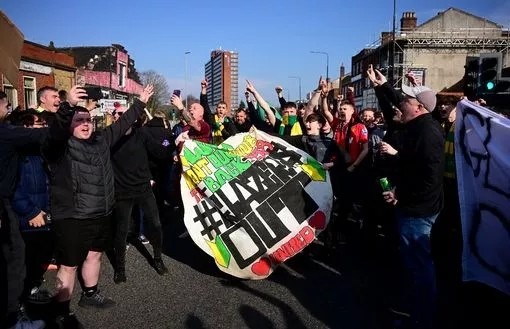 曼晚：約5000曼聯(lián)球迷賽前抗議格雷澤家族，打出多個標(biāo)語橫幅
