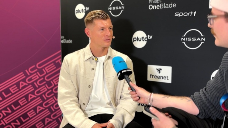 克羅斯參加室內(nèi)五人制比賽并贏球，時(shí)隔20余年再與弟弟并肩作戰(zhàn)