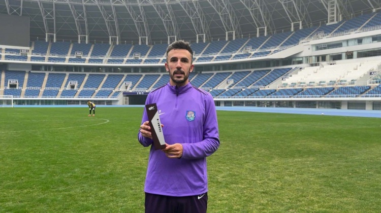 收到第一輪最佳球員獎(jiǎng)杯！基萊斯感言：希望能獲得更多這樣的獎(jiǎng)項(xiàng)