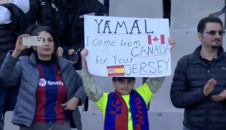 遠(yuǎn)渡重洋！現(xiàn)場(chǎng)小球迷手舉橫幅：我來(lái)自加拿大，想要亞馬爾的球衣
