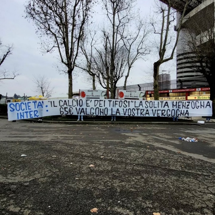 票價(jià)上漲&現(xiàn)場(chǎng)球迷顯著減少，國(guó)米死忠拉橫幅：65歐票價(jià)太可恥！