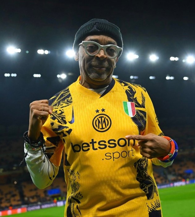 原來是內(nèi)拉！名導(dǎo)斯派克-李現(xiàn)場觀戰(zhàn)國米VS費(fèi)耶諾德