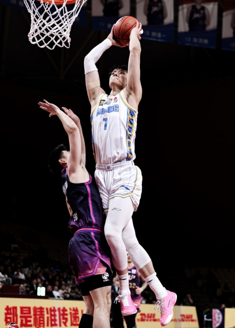 曾凡博：找準(zhǔn)定位，一飛沖天？