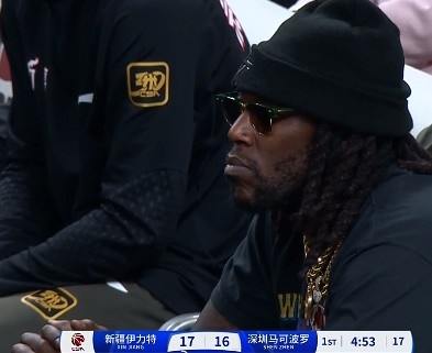 哦呦？你來了！新疆新外援哈雷爾場邊觀戰(zhàn)新疆主場vs深圳的比賽