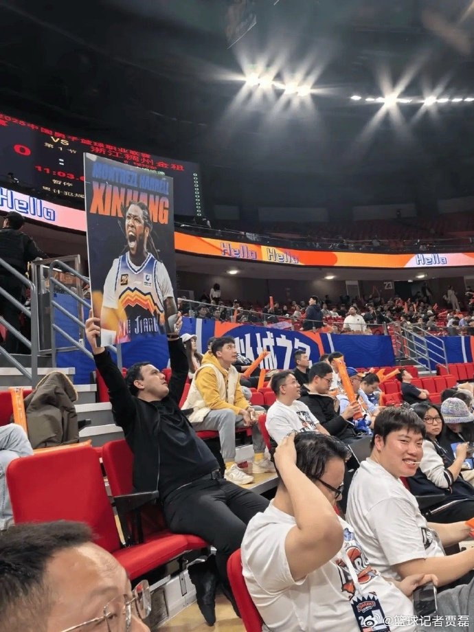 這！浙江客戰(zhàn)上海 有球迷舉著哈雷爾身穿新疆球衣照為上海加油