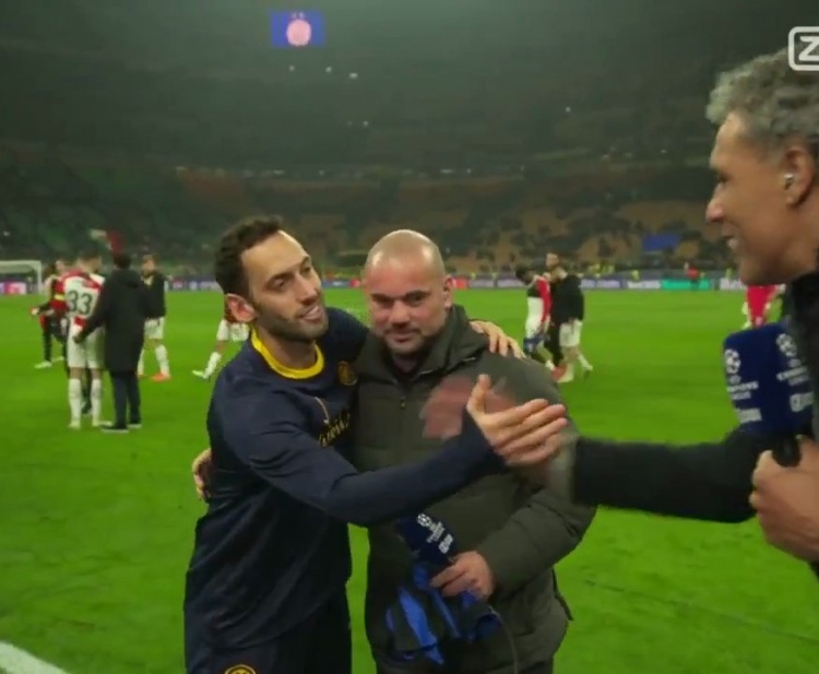 恰爾汗奧盧闖入斯內(nèi)德的直播，與他擁抱并向他贈送了一件國米球衣