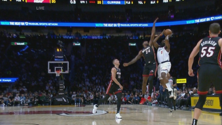 爭分奪秒！哈登后場推進(jìn)漂移三分被壓哨犯規(guī)！3罰2中！