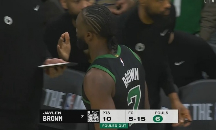 不冷靜啊！杰倫-布朗籃下逼搶霍姆格倫賠上犯規(guī) 6犯離場(chǎng)！