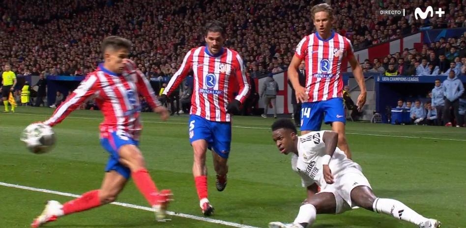 這下是點(diǎn)球嗎？前裁判談小西蒙尼手球：自然位置，不足以構(gòu)成犯規(guī)