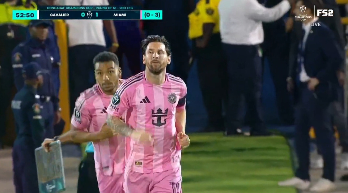 他來了！比賽第53分鐘梅西替補(bǔ)上場，蘇亞雷斯、布斯克茨被換下