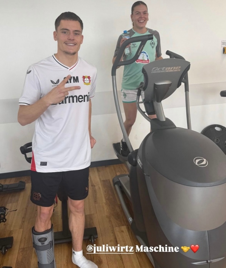 圖片報(bào)：維爾茨仍穿著保護(hù)靴，他與姐姐一起在藥廠康復(fù)中心訓(xùn)練