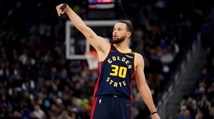 庫里，37歲，4000三分記錄之夜·雄鹿巨陣壓湖人