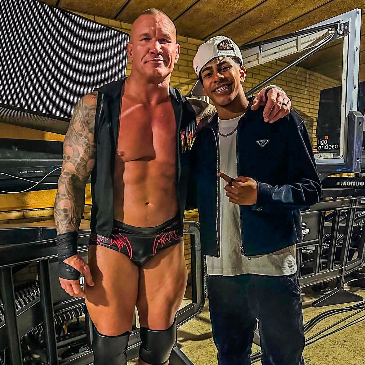 小心RKO！亞馬爾現(xiàn)場觀戰(zhàn)WWE，和奧爾頓、Triple H等合影