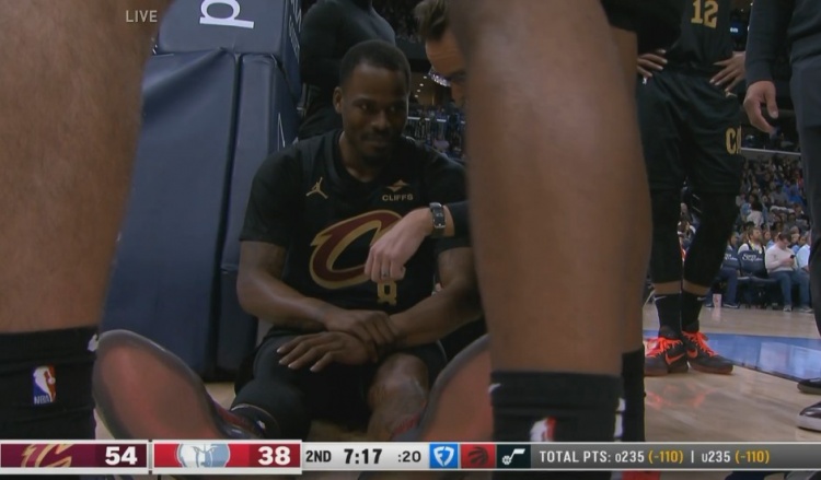 1級惡意犯規(guī)！JJJ空中推翻J-格林 后者落地頭還砸到了籃架上