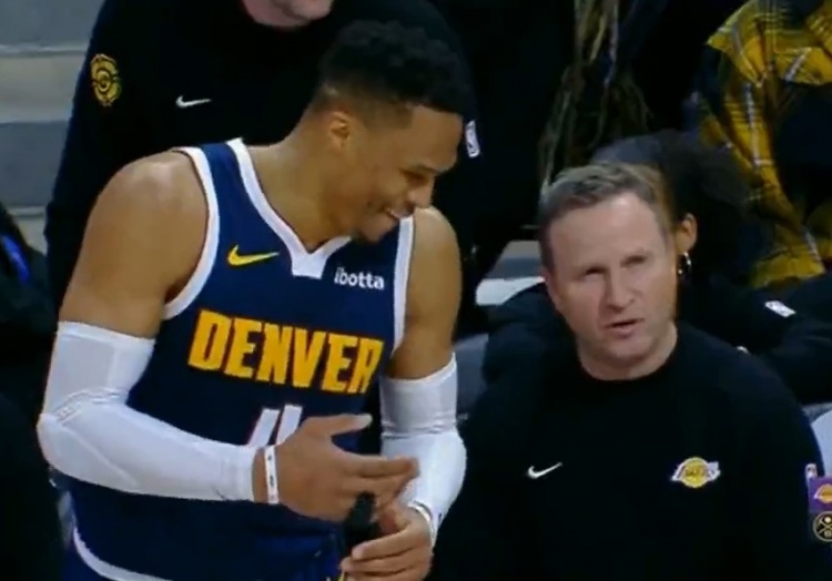 很輕松啊！威少在場邊和恩師斯科特-布魯克斯聊上幾句