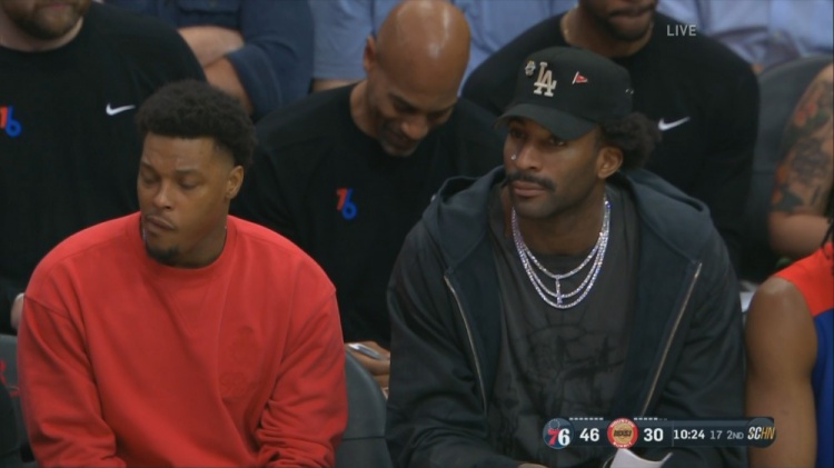 酷嗎？德拉蒙德打了鼻釘坐在場邊觀戰(zhàn) 本場缺陣客場戰(zhàn)火箭