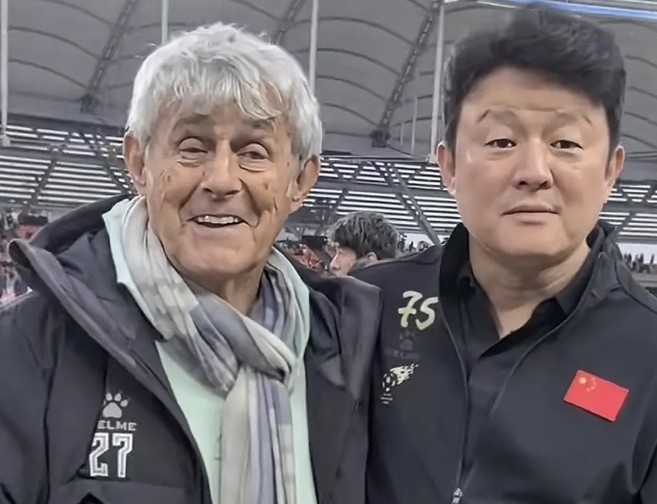 有點(diǎn)像？米盧差點(diǎn)將青島籍演員張磊誤認(rèn)為是孫繼海