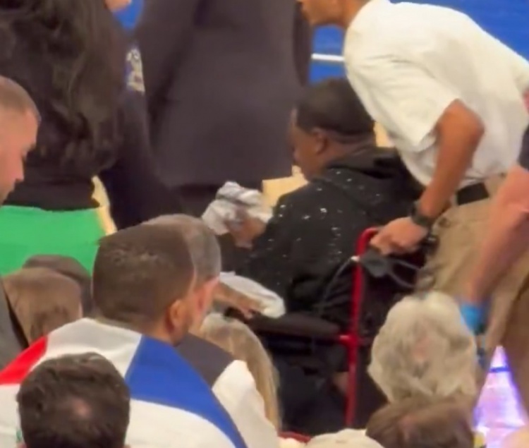 一個暫停12分鐘！尼克斯記者：場邊觀眾突然流鼻血&幾乎站不起來