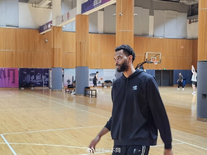 青島記者：迪奧普在訓(xùn)練中面對國內(nèi)球員都頂不動(dòng) 咋讓教練給機(jī)會(huì)