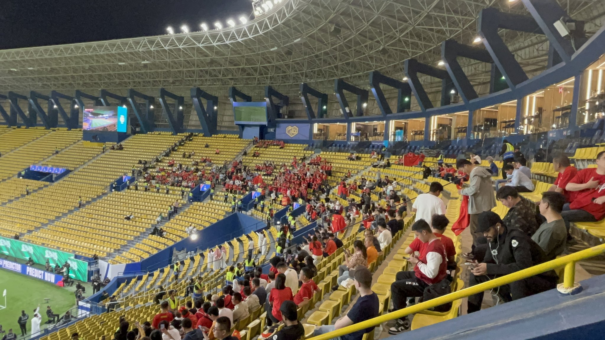 球票已售罄！中國球迷已經(jīng)入場，坐在球場上層沙特球迷區(qū)上方