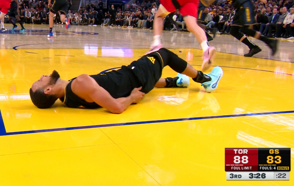 現(xiàn)階段是否考慮讓庫里休息1晚？科爾：那由隊醫(yī)定 也會和庫里商量