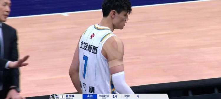 情況不太妙！曾凡博再被吹犯規(guī) 出場14分鐘已累計(jì)4次個(gè)人犯規(guī)