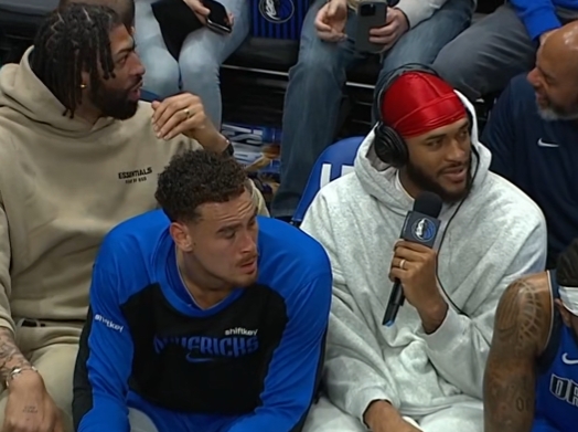 師傅你是做什么工作的？加福德坐在替補(bǔ)席拿著麥克風(fēng)參加廣播節(jié)目