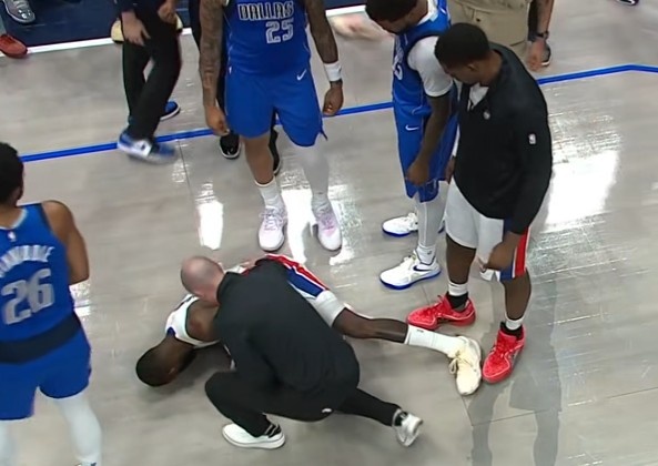 愿無(wú)大礙！小哈達(dá)威右腳踝受傷痛苦倒地 本場(chǎng)比賽不回歸