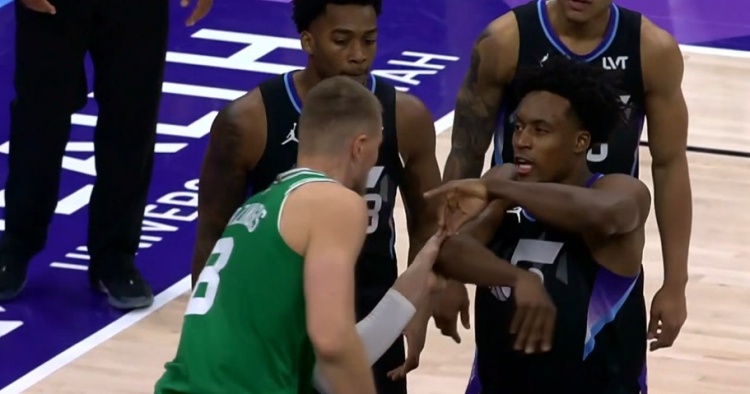 波津和基昂特-喬治卡位要球時(shí)互相推搡&塞克斯頓上前伸指 雙方吃T