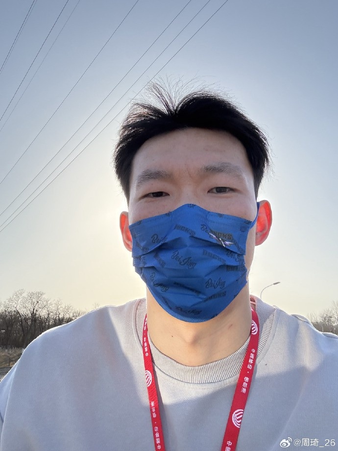 悠閑！周琦騎京牌電動(dòng)車出行：太陽出來了 開京牌兜兜風(fēng)！