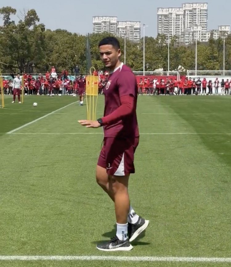 跟隊記者曬海港訓練：武磊、蔣光太接受治療 馮勁、徐新慢跑恢復