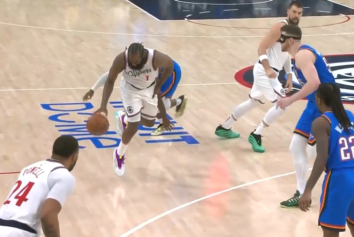 盧：哈登摔倒時(shí)輕微扭傷了腳踝 導(dǎo)致他最后時(shí)刻難以真正攻擊籃筐