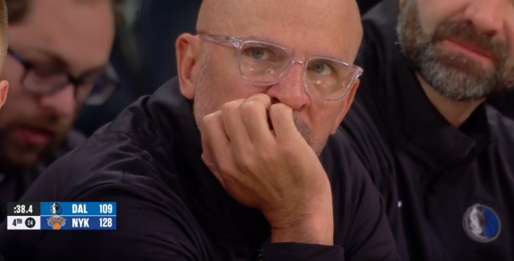 大比分落后！克萊與主帥基德場邊呆坐 顯得非常不開心