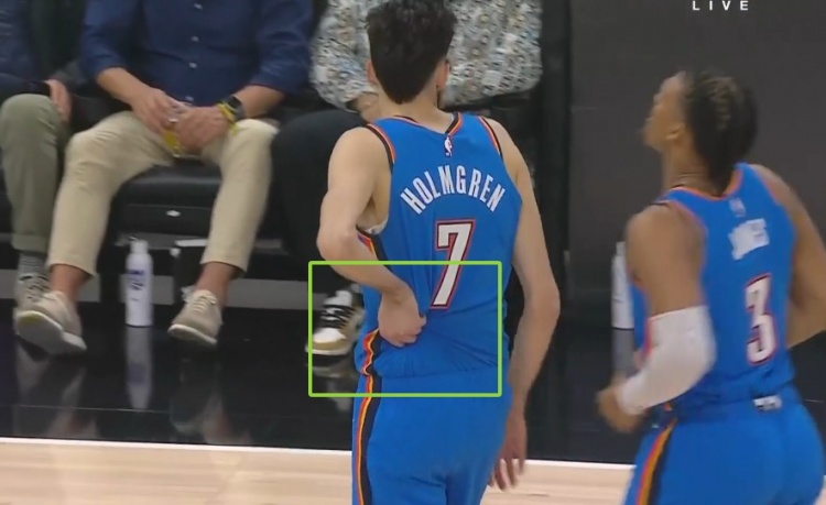 稍有不適！切特扣籃+蓋帽后捂著腰部左側(cè) 但繼續(xù)堅(jiān)持出戰(zhàn)