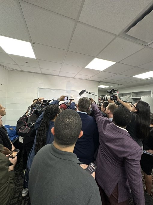 這陣勢！巴特勒采訪現(xiàn)場被圍得水泄不通