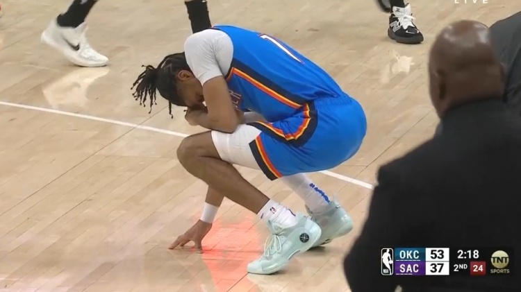 暈乎了！以賽亞-喬和埃利斯?fàn)帗屒?被后者坐到臉部貼地&下場檢查