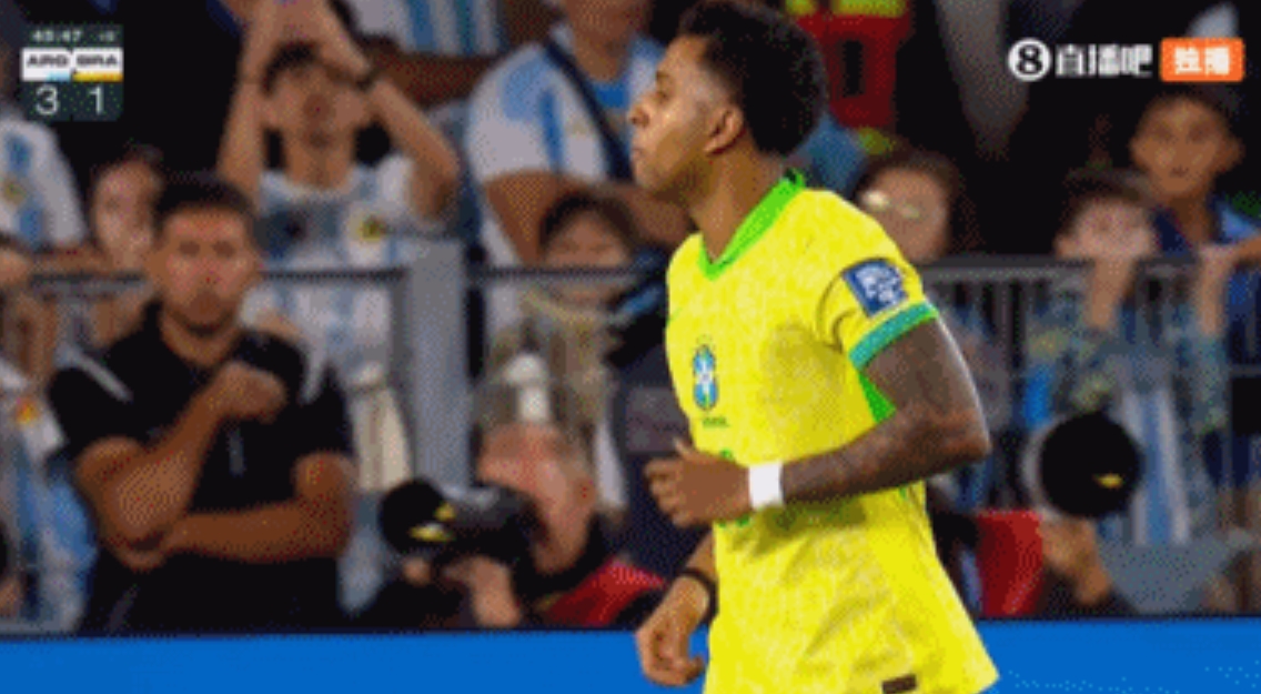 半場(chǎng)被換下！羅德里戈比賽中與帕雷德斯互懟，當(dāng)前進(jìn)球荒超半年