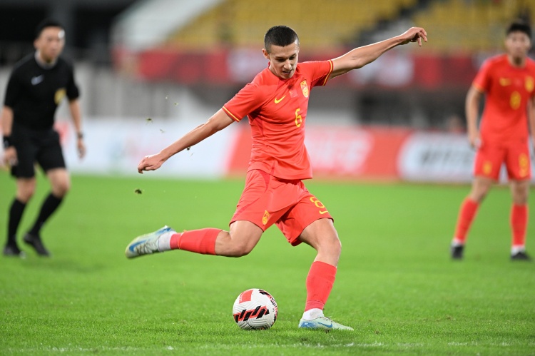 足球報(bào)：U22國(guó)足仍需進(jìn)一步磨合，依木蘭在球隊(duì)中并不適應(yīng)