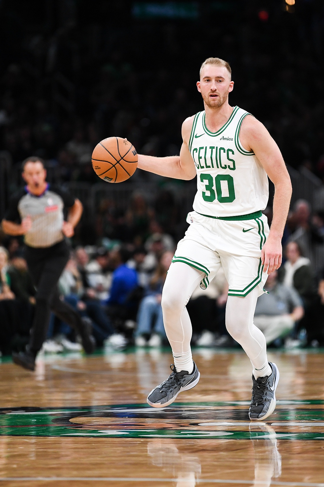 挺身而出！豪澤狂甩19個(gè)三分命中9記 全場轟33分創(chuàng)生涯新高