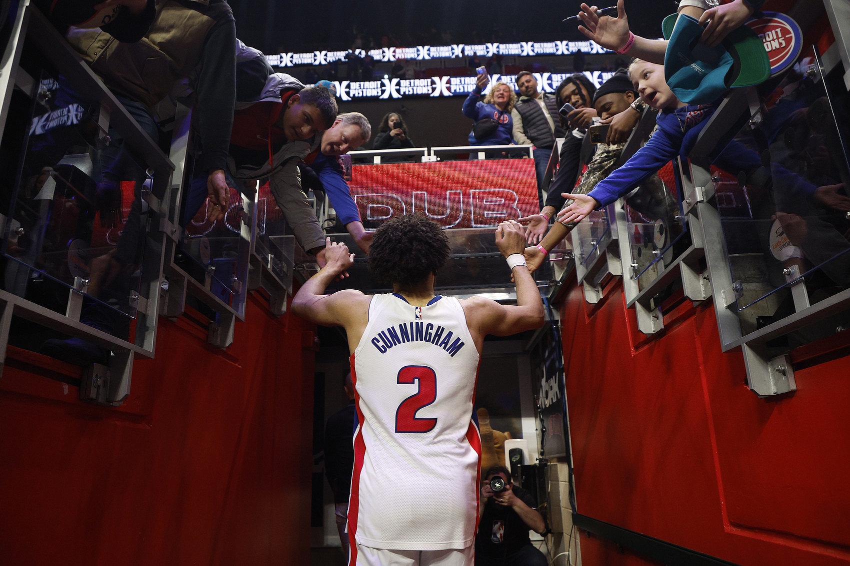 火力全開！活塞首節(jié)攻防拉滿23中14 鵜鶘27僅5中 活塞領(lǐng)先22分