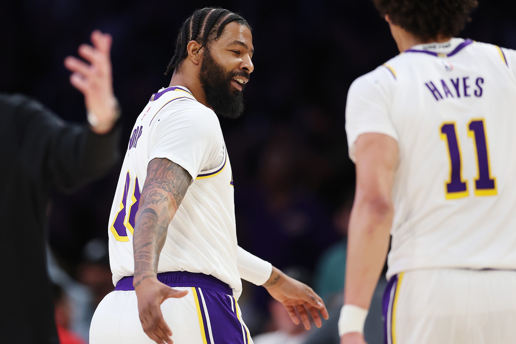 只會場邊喝茶？新秀導(dǎo)師+超巨糾錯機！揭秘大莫里斯在湖人的作用