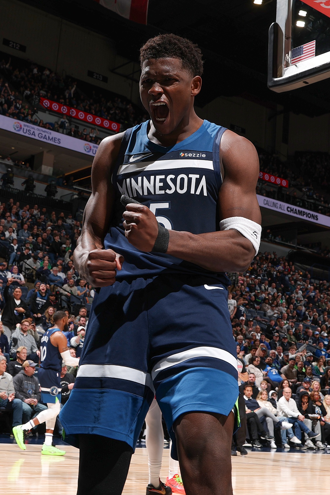 這年輕人！愛(ài)德華茲三節(jié)27中16爆砍41分 可惜末節(jié)比賽花了