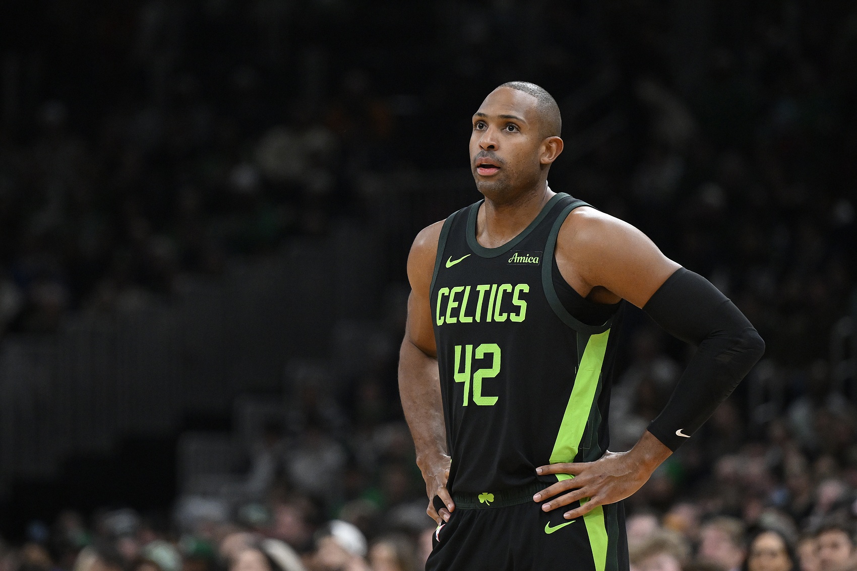 老當(dāng)益壯！霍福德射中6記三分拿到18分10板6助1斷2帽表現(xiàn)全面