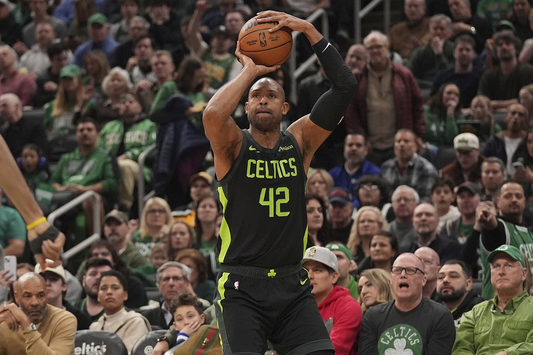 抓下2前板！38歲霍福德半場三分7中4 貢獻(xiàn)12分4板3助1斷1帽