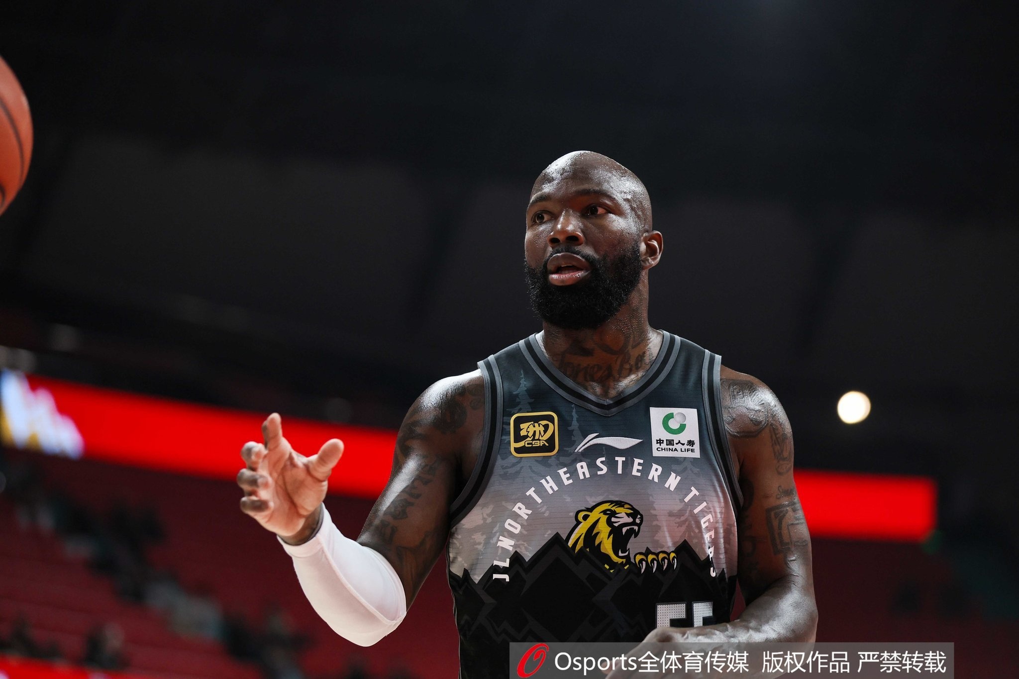 生產(chǎn)隊(duì)的驢！瓊斯早早起來(lái)進(jìn)行訓(xùn)練：5:28AM