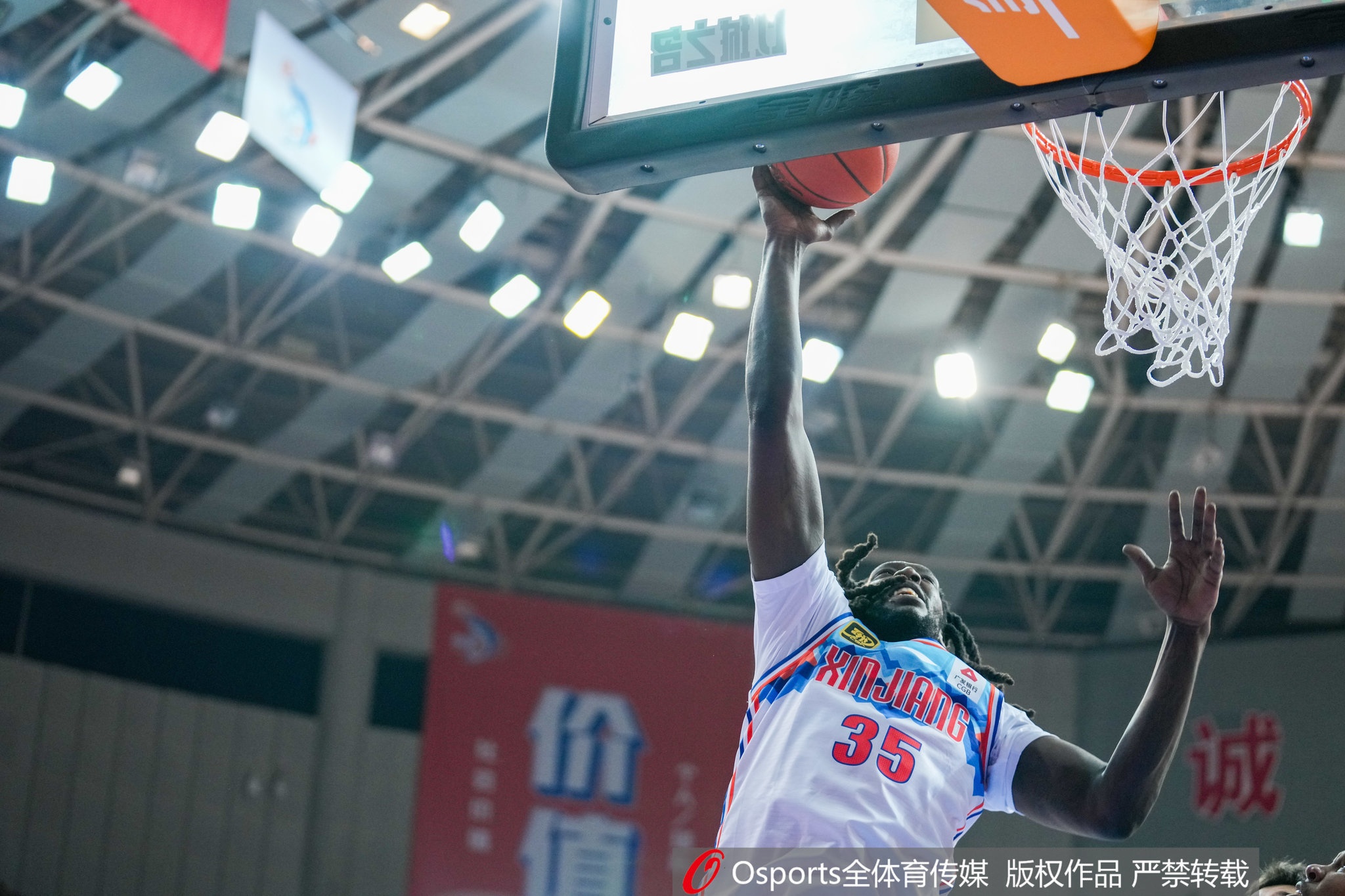 效率很高！新疆外援哈雷爾上半場7中5得12分2板