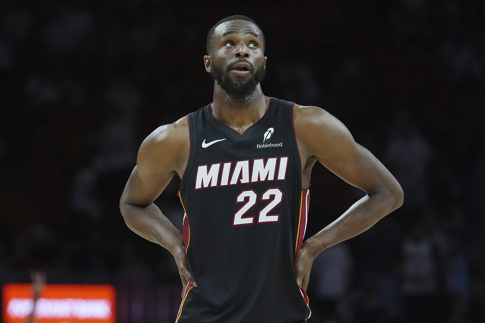 摔碎保溫杯！維金斯復(fù)出三分&暴扣樣樣都有 半場(chǎng)22分&次節(jié)轟20分